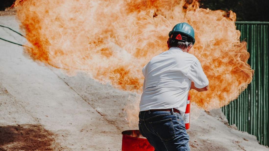 Treinamento prático de combate a princípio de incêndio com extintor