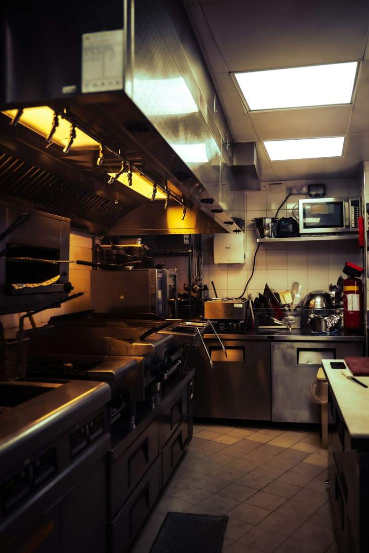 Parque de tanques de combustível e cozinha profissional com coifa