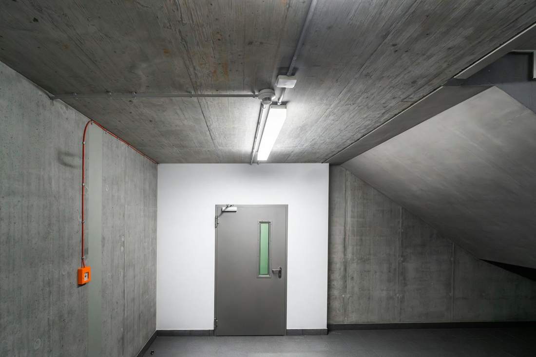Porta corta-fogo em corredor de concreto