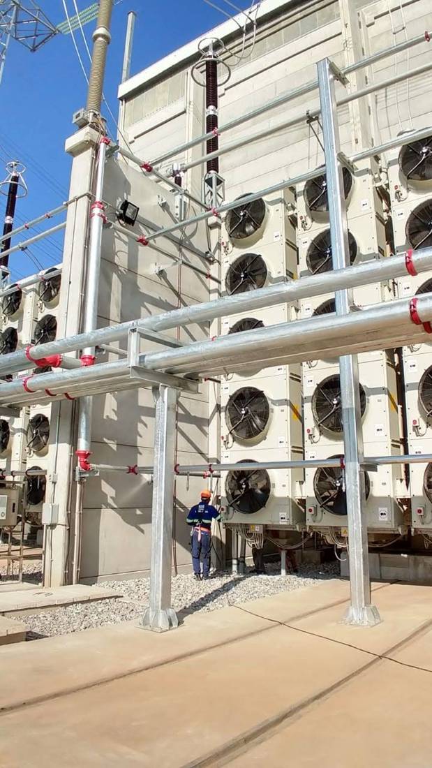 Técnico conferindo a rede galvanizada em subestação elétrica