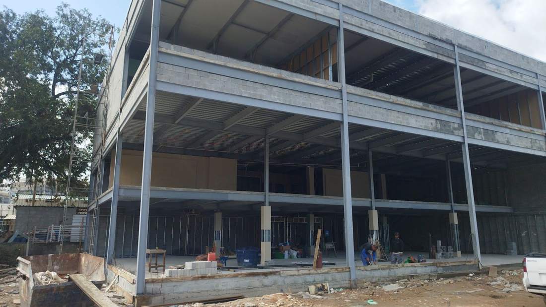 Estrutura metálica de dois pavimentos em construção